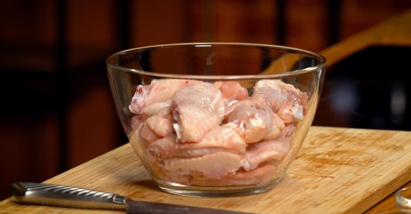 Куриные крылья в глазури из энергетика