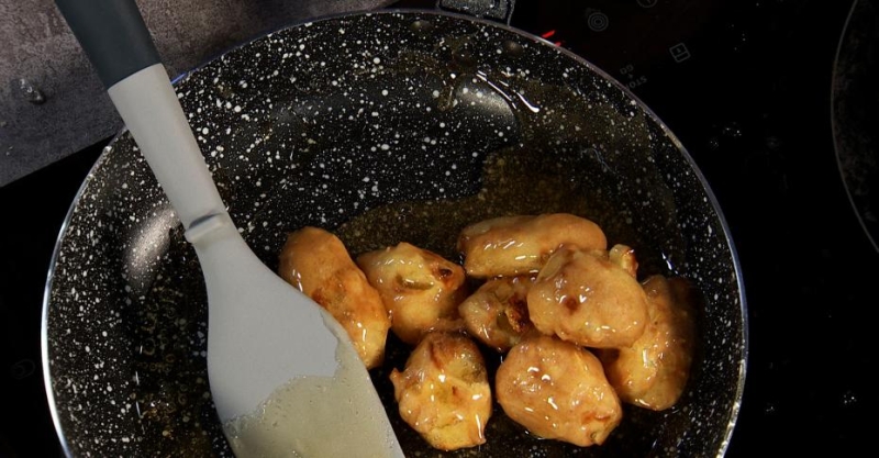 Яблочные пончики в карамели