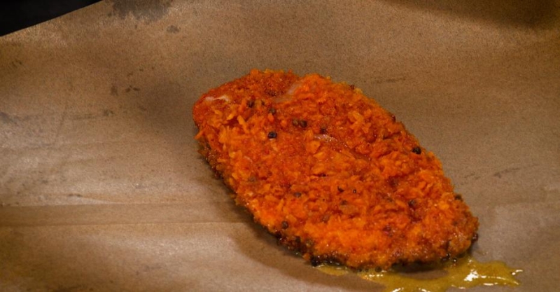 Паста а-ля Альфредо и курица в красной панировке