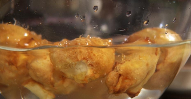 Яблочные пончики в карамели