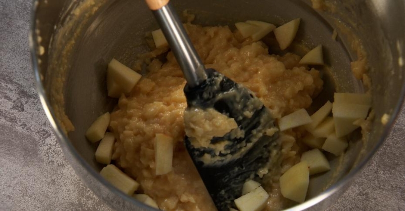 Яблочные пончики в карамели