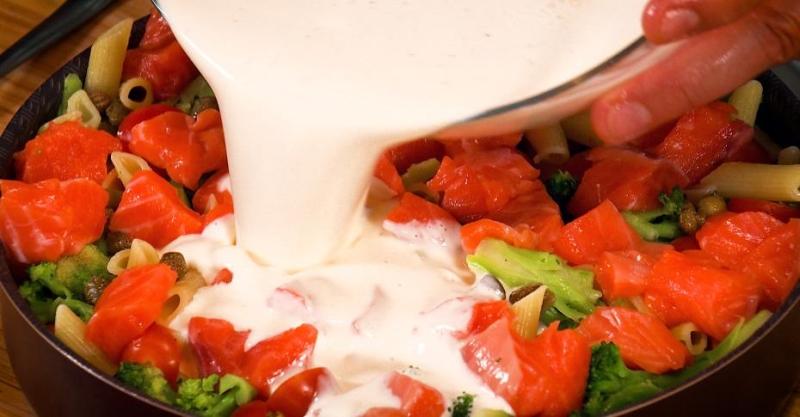 Запеканка с пастой и красной рыбой