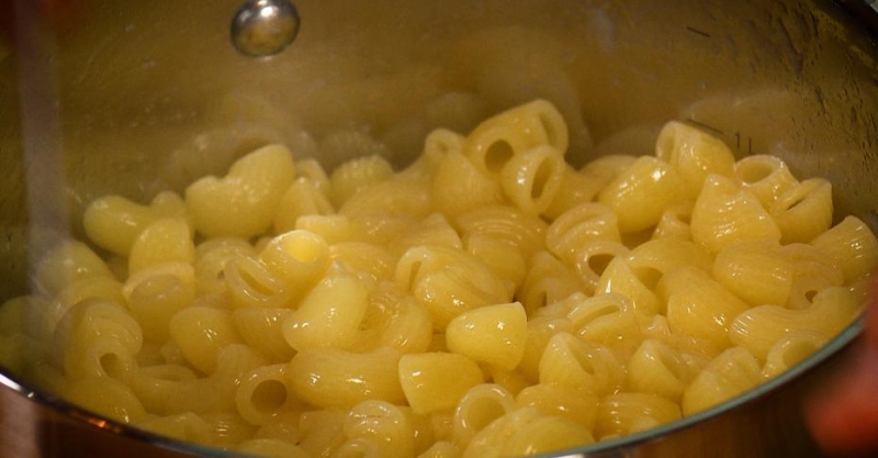 Паста а-ля Альфредо и курица в красной панировке