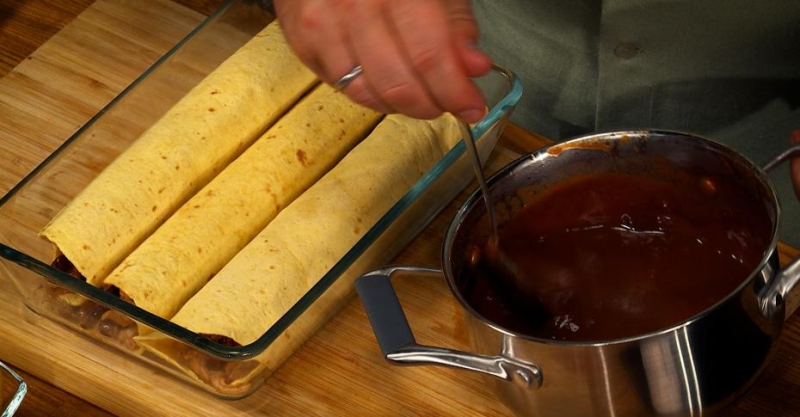 Энчиладас с курицей в соусе